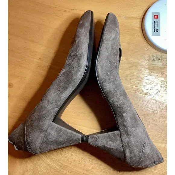 B Makowsky Women's Tan Suede Low Heel Classic Pumps Size 7 - Picture 13 of 14